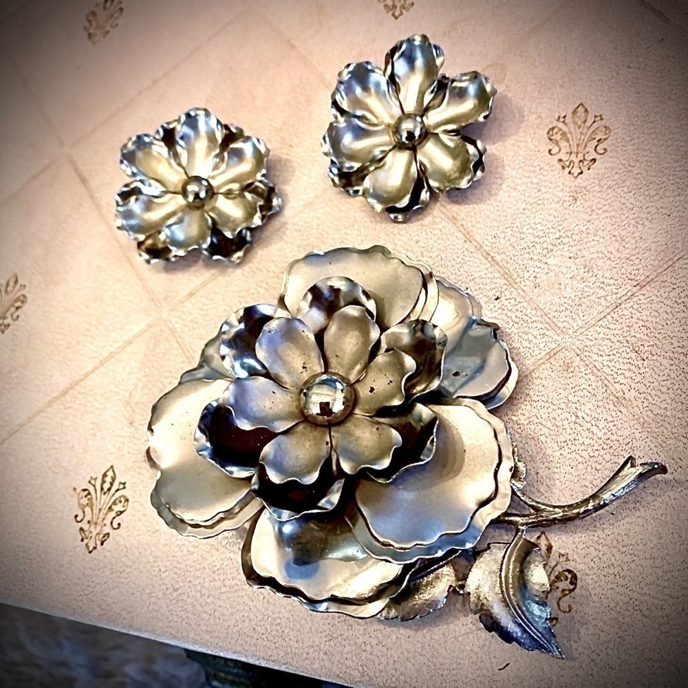 𝅺vintage silver multi layered flower brooch with matching clip on earrings ✨🎉